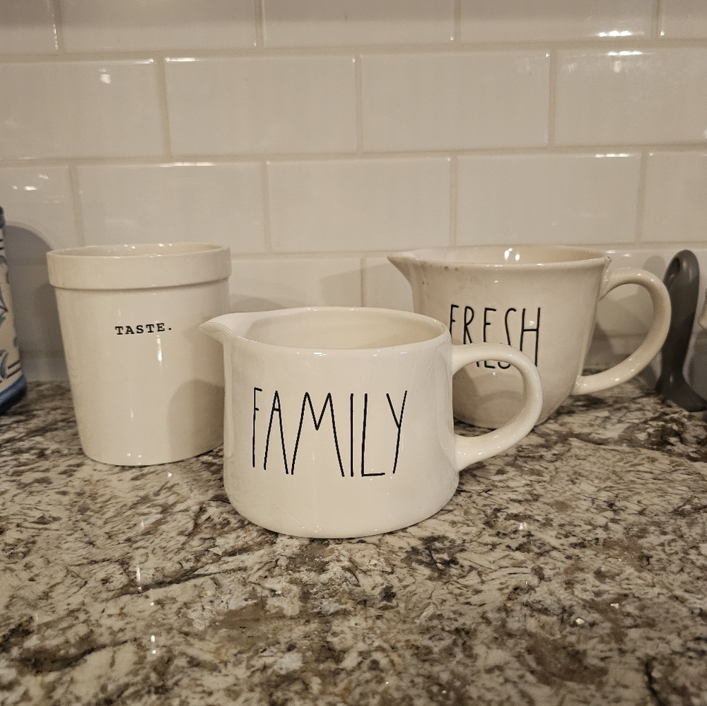 Rae Dunn "Family" Pitcher "Fresh" Juice Pitcher "Taste" Utinsel Holder